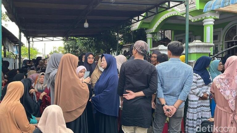 Tragedi Tebing Tinggi: Kecelakaan Maut Minibus vs Kereta Api Tewaskan 9 Anggota Keluarga Tragedi Tebing Tinggi: Kecelakaan Maut Minibus vs Kereta Api Tewaskan 9 Anggota Keluarga