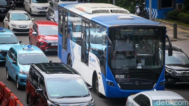 Banjir Jakarta: 5 Rute Transjakarta dan Sejumlah Mikrotrans Setop Beroperasi Sementara Banjir Jakarta: 5 Rute Transjakarta dan Sejumlah Mikrotrans Setop Beroperasi Sementara