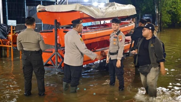 Banjir Kota Tangerang Meluas, 318 Warga Mengungsi, Polisi Pastikan Pelayanan Optimal Banjir Kota Tangerang Meluas, 318 Warga Mengungsi, Polisi Pastikan Pelayanan Optimal