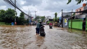 Banjir 40 Cm di Puri Kembangan, Pengendara Nekat Terobos hingga Motor Mogok