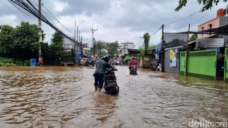 Banjir 40 Cm di Puri Kembangan, Pengendara Nekat Terobos hingga Motor Mogok Banjir 40 Cm di Puri Kembangan, Pengendara Nekat Terobos hingga Motor Mogok