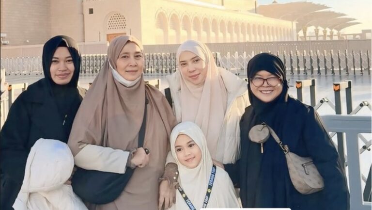 Fitri Tropica Terharu, Putri Kecilnya Digandeng Askar Langsung ke Raudah Masjid Nabawi Fitri Tropica Terharu, Putri Kecilnya Digandeng Askar Langsung ke Raudah Masjid Nabawi