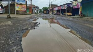 Jalan Rusak di Serang Picu Kecelakaan, Warga: Kemarin Ibu Hamil Jatuh