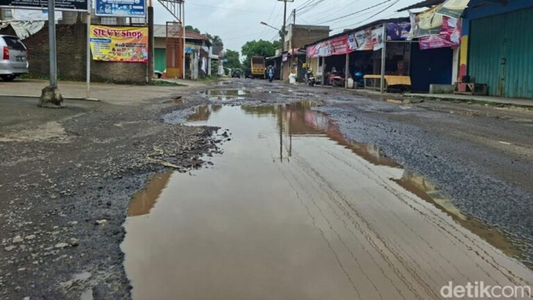 Jalan Rusak di Serang Picu Kecelakaan, Warga: Kemarin Ibu Hamil Jatuh Jalan Rusak di Serang Picu Kecelakaan, Warga: Kemarin Ibu Hamil Jatuh