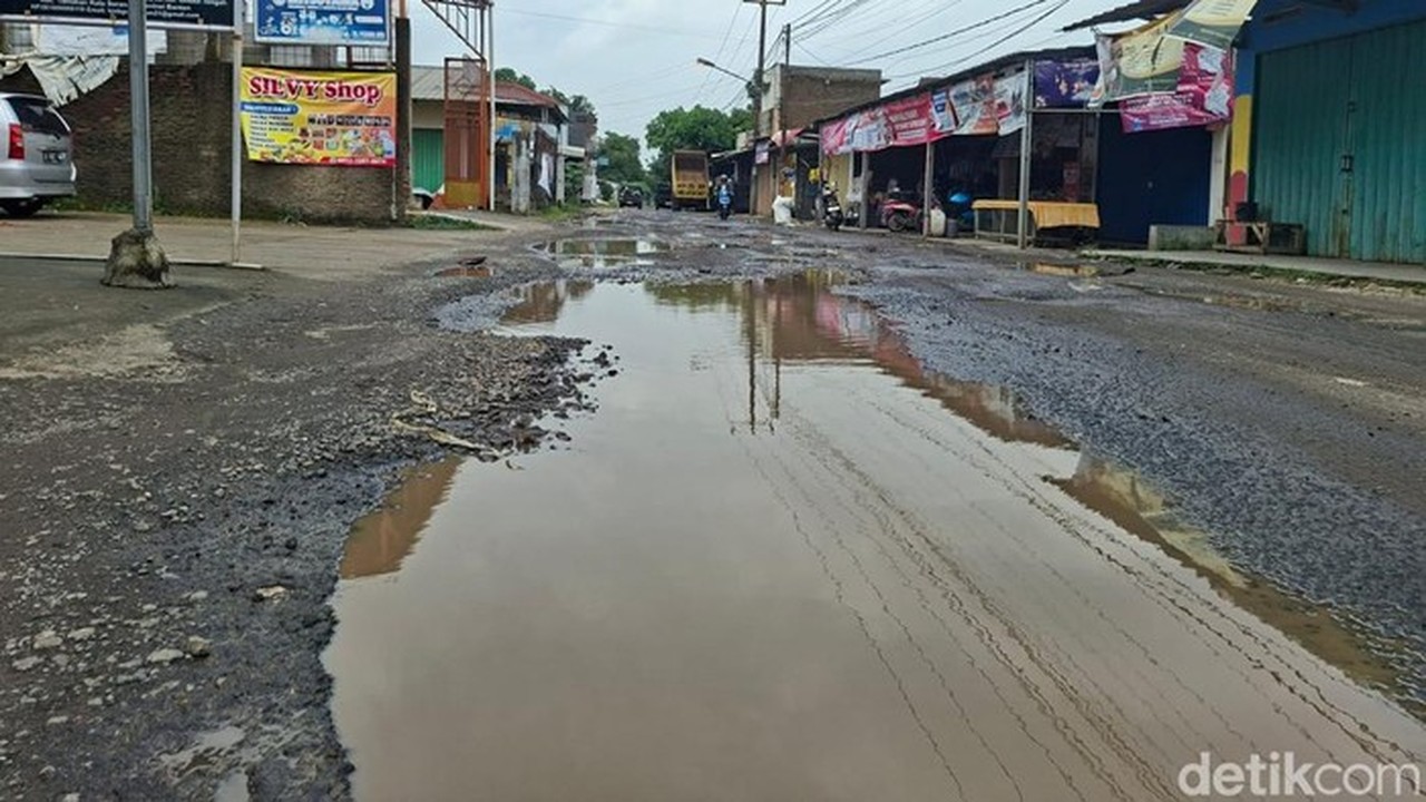 Jalan Rusak di Serang Picu Kecelakaan, Warga: Kemarin Ibu Hamil Jatuh