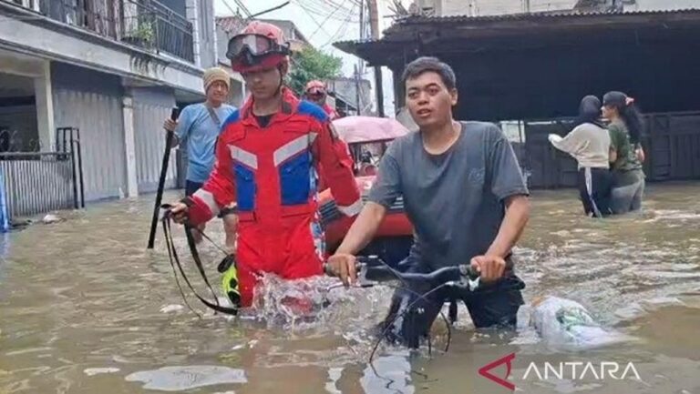 Banjir Duri Kosambi Meluas, Ibu Hamil dan Balita Dievakuasi Perahu Karet Banjir Duri Kosambi Meluas, Ibu Hamil dan Balita Dievakuasi Perahu Karet