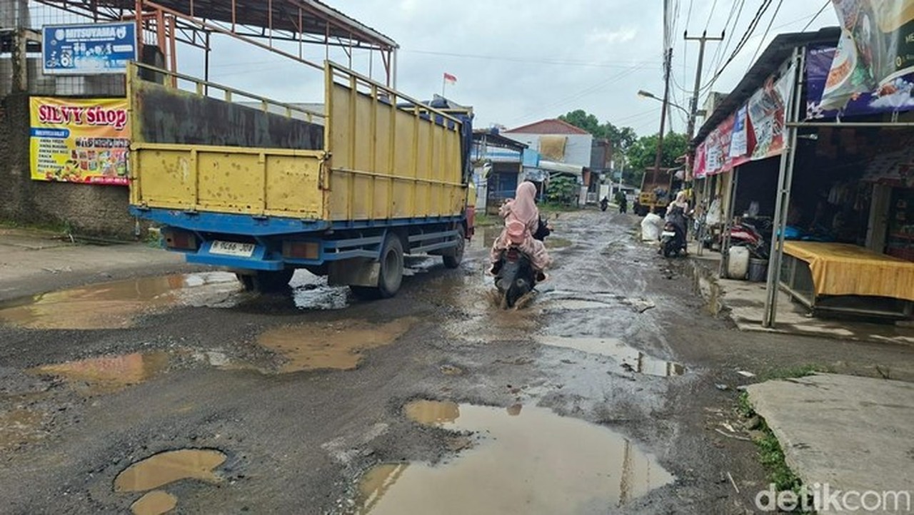 Budi Doremi Keluhkan Jalan Rusak Berlubang dan Tergenang di Taktakan, Serang Budi Doremi Keluhkan Jalan Rusak Berlubang dan Tergenang di Taktakan, Serang