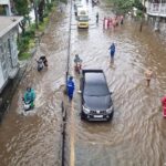 Jalan Daan Mogot Cengkareng Terendam Banjir 50 Cm, Pemotor Nekat Lewati Jalur Transjakarta