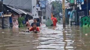 Banjir Duri Kosambi Jakarta Barat Capai 1 Meter, Warga Terpaksa Mengungsi ke Lantai Dua