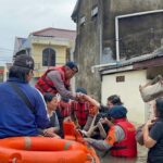 Banjir 1 Meter Rendam Pondok Kacang Tangsel, Brimob Turun Tangan Evakuasi Warga