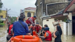 Banjir 1 Meter Rendam Pondok Kacang Tangsel, Brimob Turun Tangan Evakuasi Warga