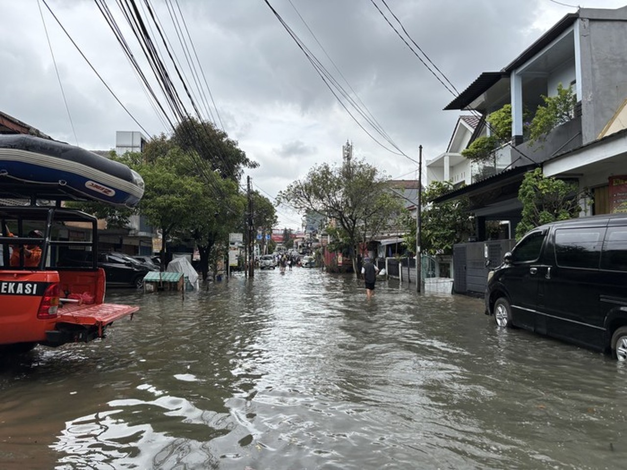 Banjir Melanda Harapan Baru 2 Bekasi, BPBD Turunkan Perahu Karet Bantu Warga Terdampak