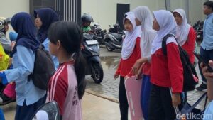 Anggaran Rp 28 M untuk Renovasi SMPN 3 Depok, Siswa Justru Bawa Meja Belajar dari Rumah