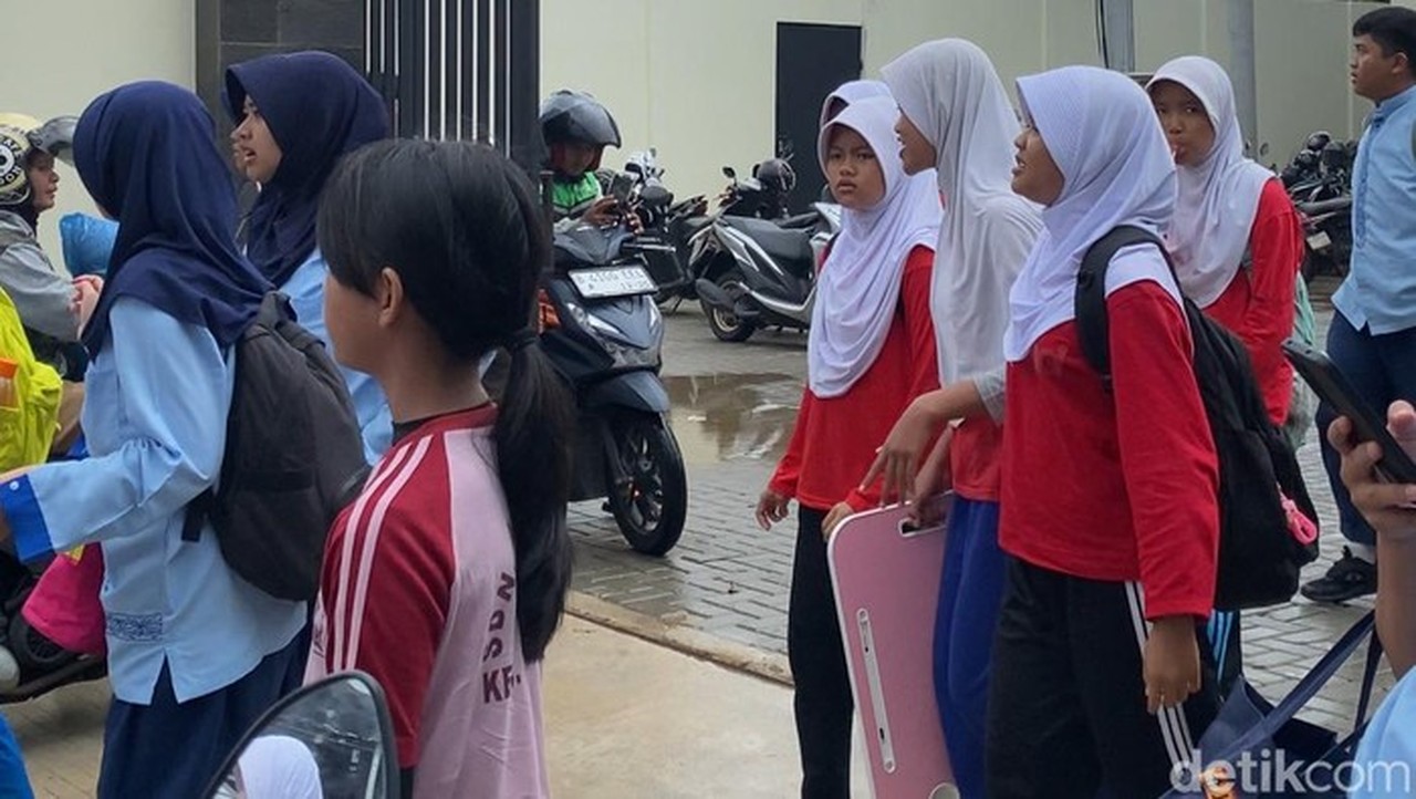 Anggaran Rp 28 M untuk Renovasi SMPN 3 Depok, Siswa Justru Bawa Meja Belajar dari Rumah