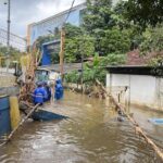 Tanggul Kali Krukut Jebol, Banjir 60 Cm Rendam Jalanan Petogogan Jakarta Selatan