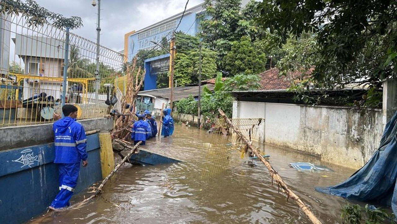 Tanggul Kali Krukut Jebol, Banjir 60 Cm Rendam Jalanan Petogogan Jakarta Selatan