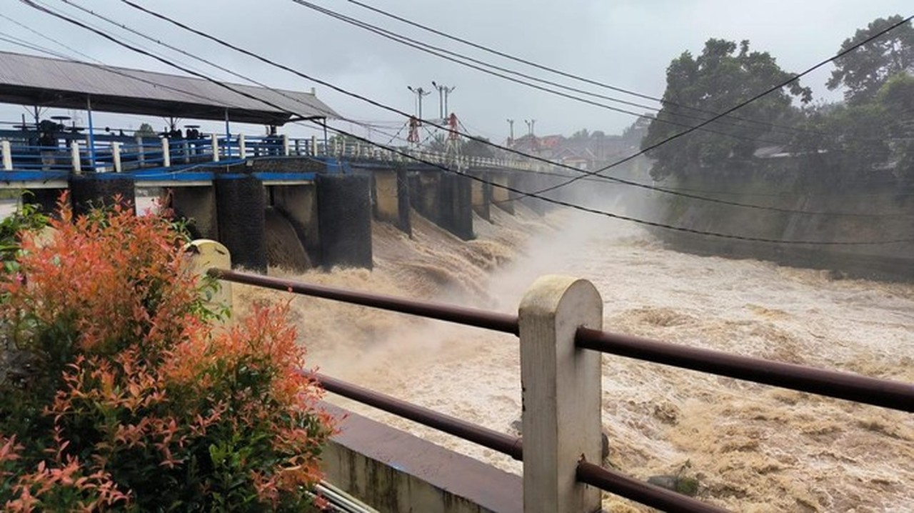 Hujan Deras di Puncak Bogor, Bendung Katulampa Siaga III Hujan Deras di Puncak Bogor, Bendung Katulampa Siaga III