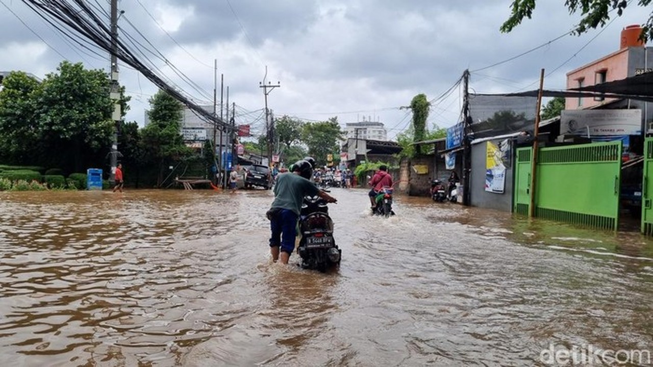 Tinggi Muka Air Cengkareng Drain Jadi Penyebab Banjir Jakarta Barat Belum Surut