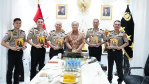 Wakapolri Bekali Calon Atase Polri Buku Strategi Pemberantasan TPPO-PPA
