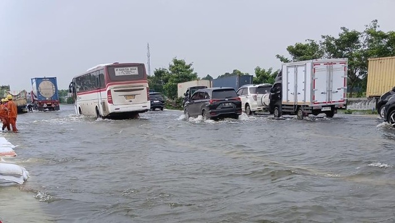 Sungai Ciujung Meluap, Banjir Genangi Tol Jakarta-Merak Km 50