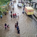 Banjir Daan Mogot Jadi ‘Wahana Dadakan’, Warga dan Anak-anak Asyik Bermain Air
