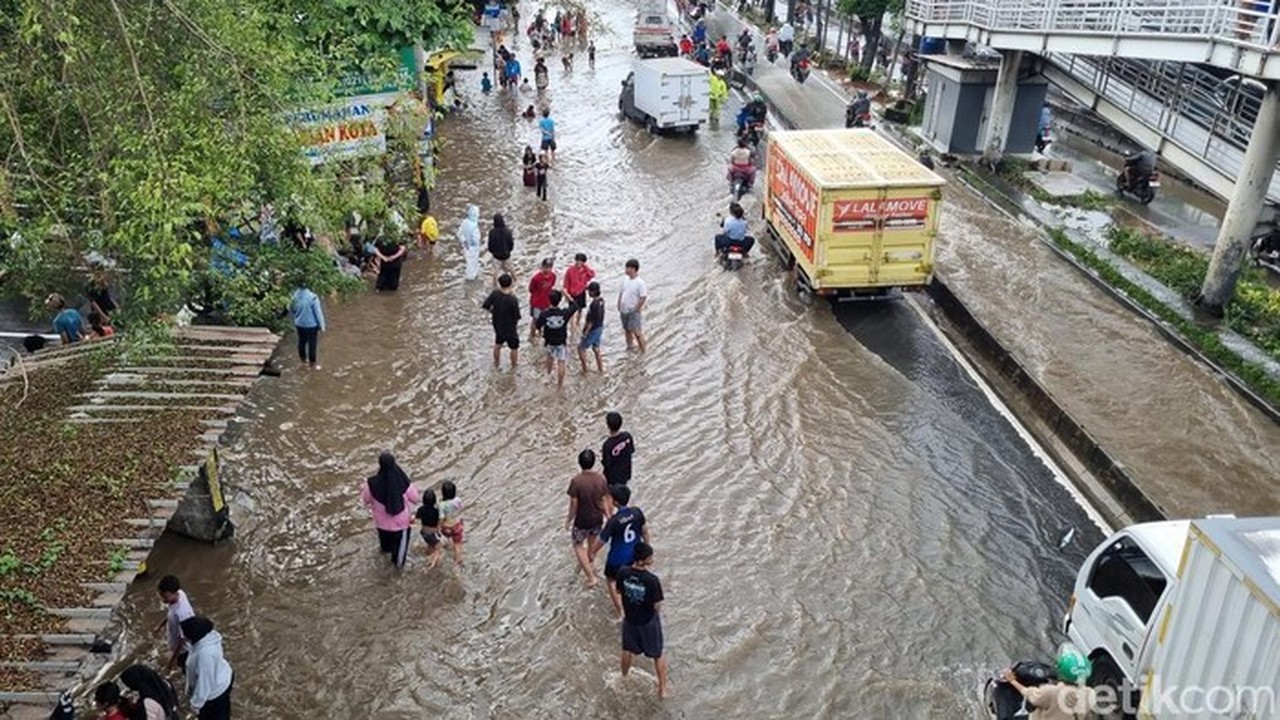 Banjir Daan Mogot Jadi ‘Wahana Dadakan’, Warga dan Anak-anak Asyik Bermain Air Banjir Daan Mogot Jadi ‘Wahana Dadakan’, Warga dan Anak-anak Asyik Bermain Air
