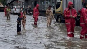 Banjir Landa Jakarta: 125 RT dan 16 Jalan Terendam, Ketinggian Air Capai 1,2 Meter