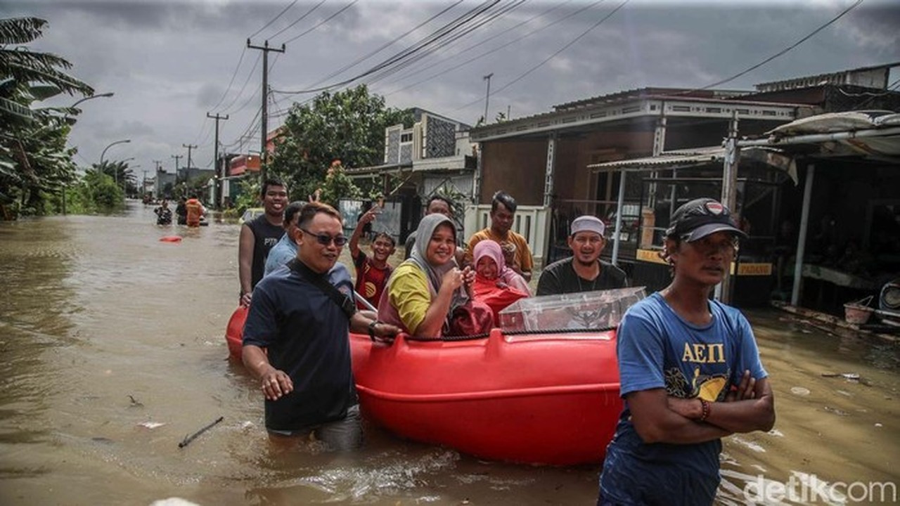 Ribuan Warga Sukamekar Bekasi Mengungsi Akibat Banjir Bandang, Butuh Bantuan Mendesak Ribuan Warga Sukamekar Bekasi Mengungsi Akibat Banjir Bandang, Butuh Bantuan Mendesak