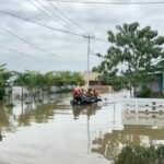 Banjir Terjang Perumahan Green Lavender Bekasi, Polisi Evakuasi Puluhan Warga dengan Perahu Karet
