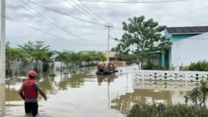 Banjir Terjang Perumahan Green Lavender Bekasi, Polisi Evakuasi Puluhan Warga dengan Perahu Karet