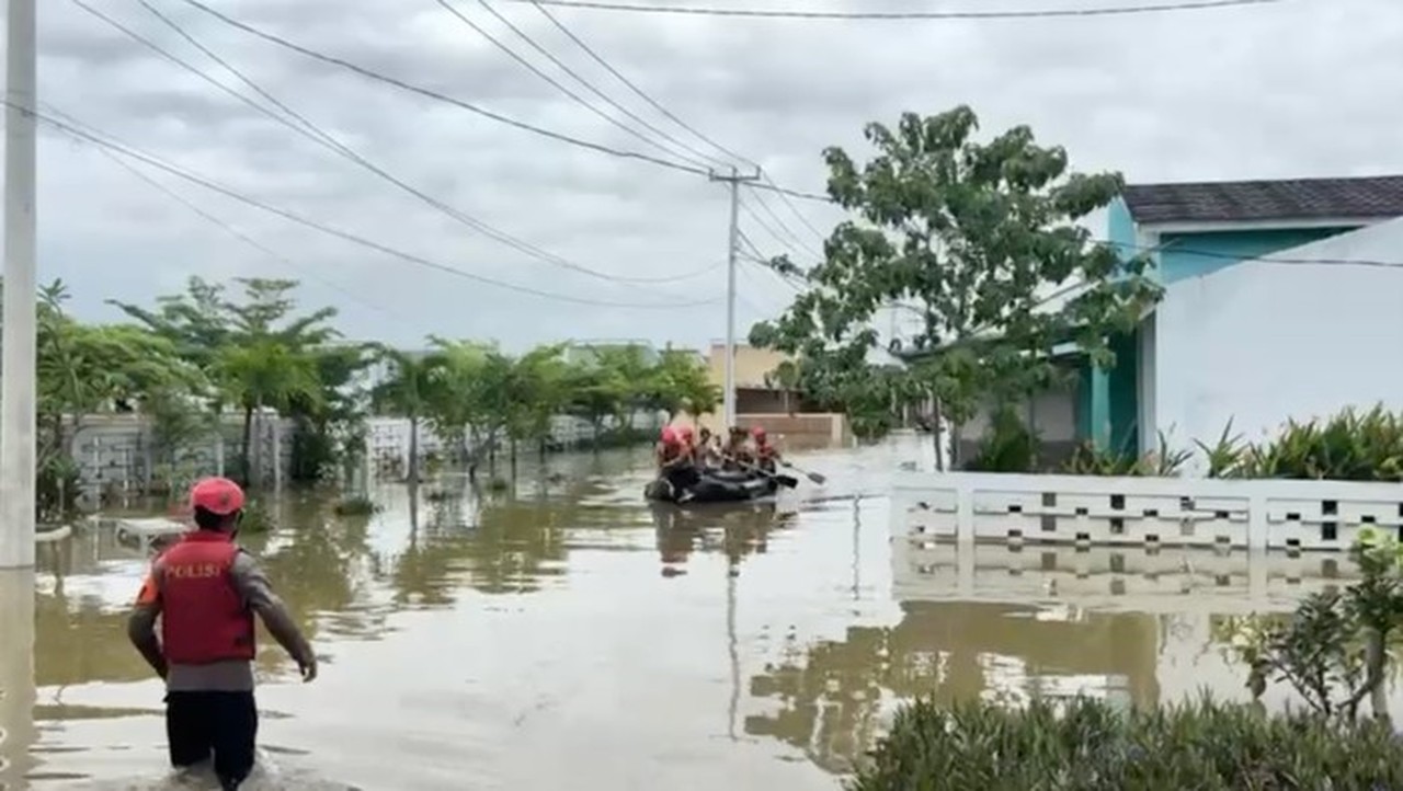 Banjir Terjang Perumahan Green Lavender Bekasi, Polisi Evakuasi Puluhan Warga dengan Perahu Karet
