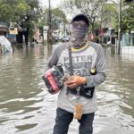 Kurir Candra Terjang Banjir Bekasi: Demi Paket Sampai, Rela Jalan Kaki di Tengah Ketinggian Air Sepinggang