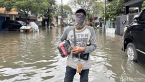 Kurir Candra Terjang Banjir Bekasi: Demi Paket Sampai, Rela Jalan Kaki di Tengah Ketinggian Air Sepinggang