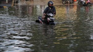 Banjir 40 Cm Landa Jalan Daan Mogot Jakarta Barat, Pengendara Diimbau Waspada