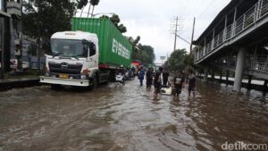 Banjir Jakarta: 121 RT dan 16 Ruas Jalan Masih Tergenang Akibat Hujan Deras