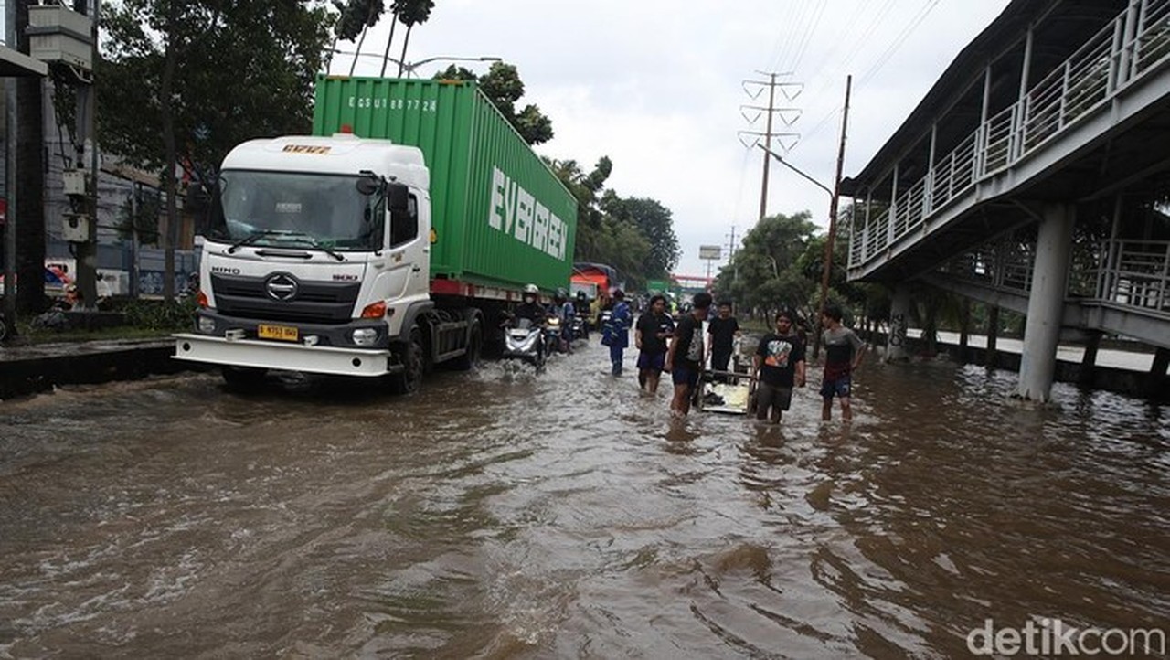 Banjir Jakarta: 121 RT dan 16 Ruas Jalan Masih Tergenang Akibat Hujan Deras