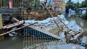 Tanggul Petogogan Jakarta Selatan Jebol Akibat Banjir, Ditambal Karung Pasir