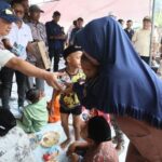 Tito Karnavian Makan Bersama Pengungsi Aceh Utara, Pastikan Bantuan Tepat Sasaran