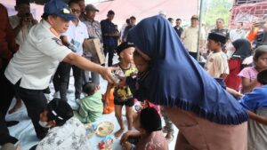 Tito Karnavian Makan Bersama Pengungsi Aceh Utara, Pastikan Bantuan Tepat Sasaran