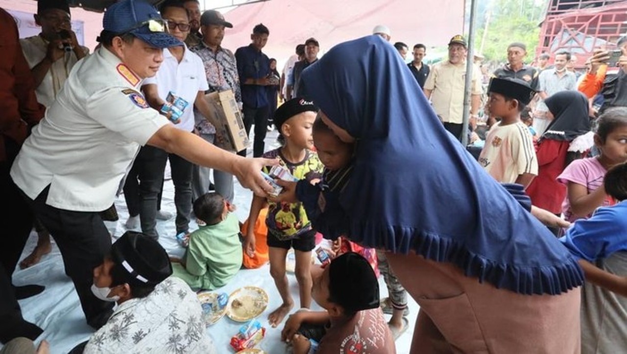 Tito Karnavian Makan Bersama Pengungsi Aceh Utara, Pastikan Bantuan Tepat Sasaran