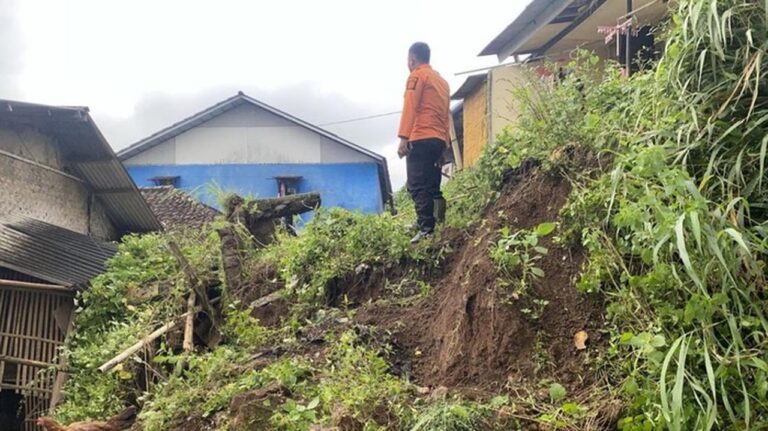 Tebing 3 Meter Longsor di Bogor, Dinding Rumah Warga Jebol Akibat Hujan Deras Tebing 3 Meter Longsor di Bogor, Dinding Rumah Warga Jebol Akibat Hujan Deras