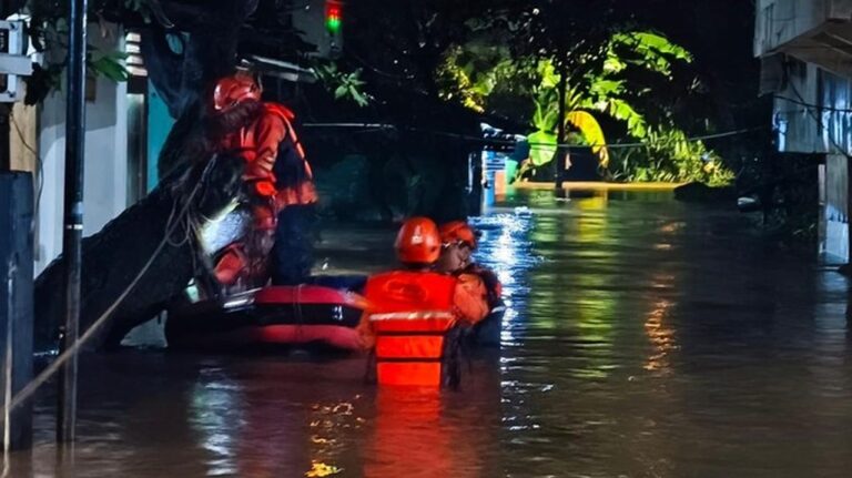 Banjir Jakarta Berangsur Surut, 81 RT dan 15 Jalan Masih Tergenang Malam Ini Banjir Jakarta Berangsur Surut, 81 RT dan 15 Jalan Masih Tergenang Malam Ini