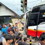 Bus Harapan Jaya Oleng, Tabrak Mobil, Motor, dan Rumah di Kediri, 4 Luka