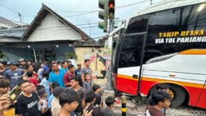 Bus Harapan Jaya Oleng, Tabrak Mobil, Motor, dan Rumah di Kediri, 4 Luka