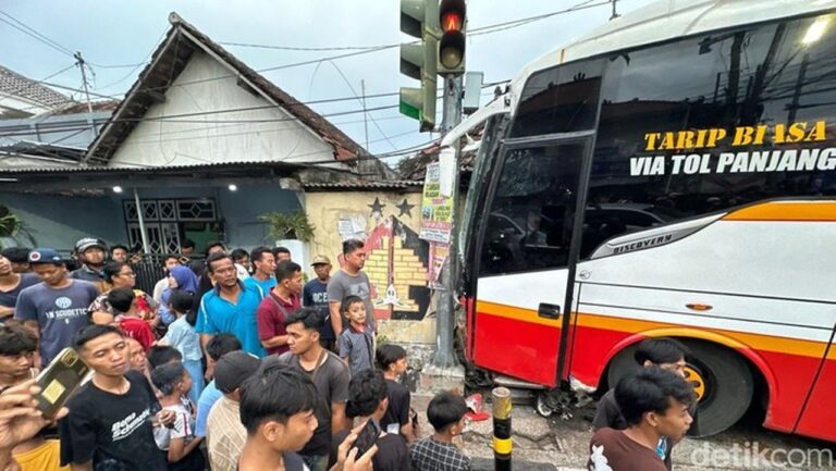 Bus Harapan Jaya Oleng, Tabrak Mobil, Motor, dan Rumah di Kediri, 4 Luka Bus Harapan Jaya Oleng, Tabrak Mobil, Motor, dan Rumah di Kediri, 4 Luka