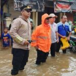 Tanggul Kali Angke Jebol, Air Terobos Rumah Warga dan Banjiri Perumahan di Tangerang