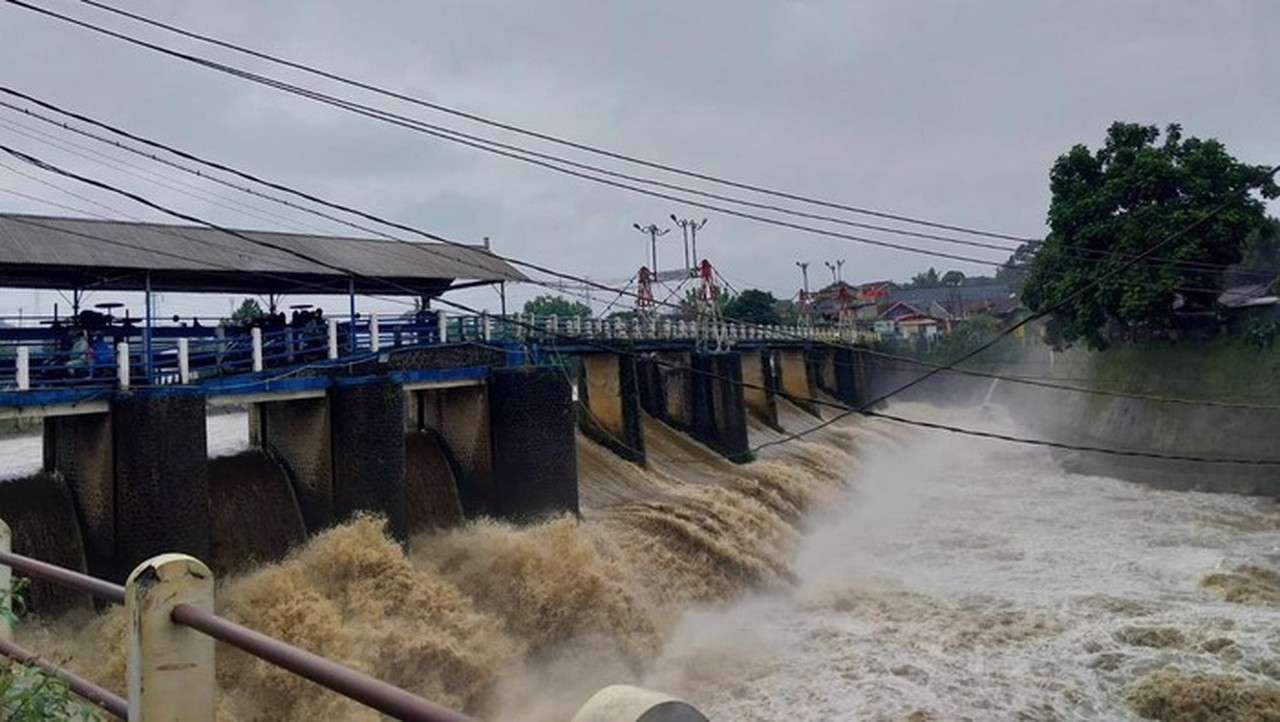 Bendung Katulampa Siaga 4 Meski Hujan Deras Sejak Pagi, Tinggi Air Stabil 80 Cm