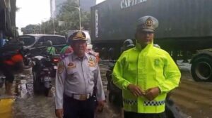 Genangan Air 30 Cm Masih Rendam Puri Kembangan, Pengendara Diimbau Waspada