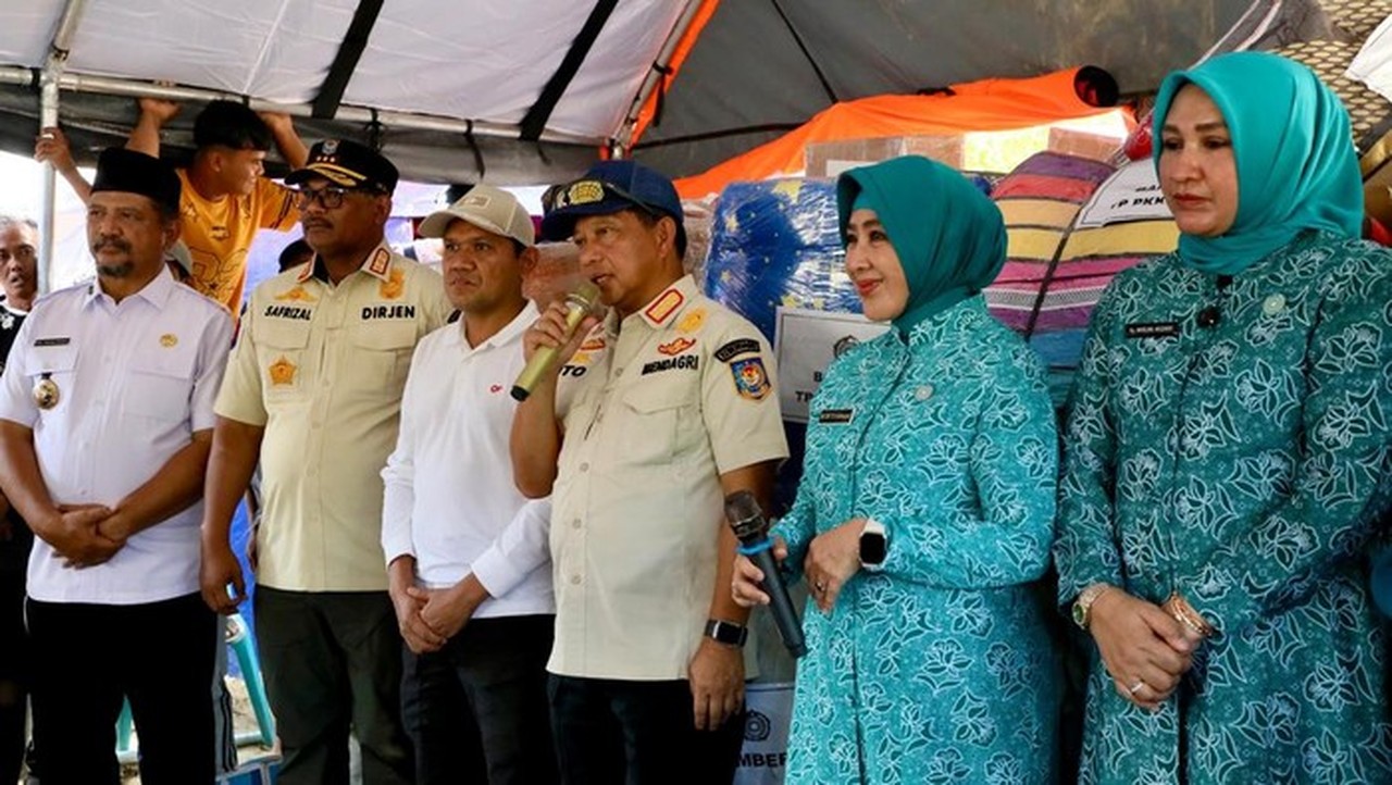 Tito Karnavian Bersama TP PKK Tinjau Langsung Bantuan Korban Bencana di Aceh Tamiang Tito Karnavian Bersama TP PKK Tinjau Langsung Bantuan Korban Bencana di Aceh Tamiang