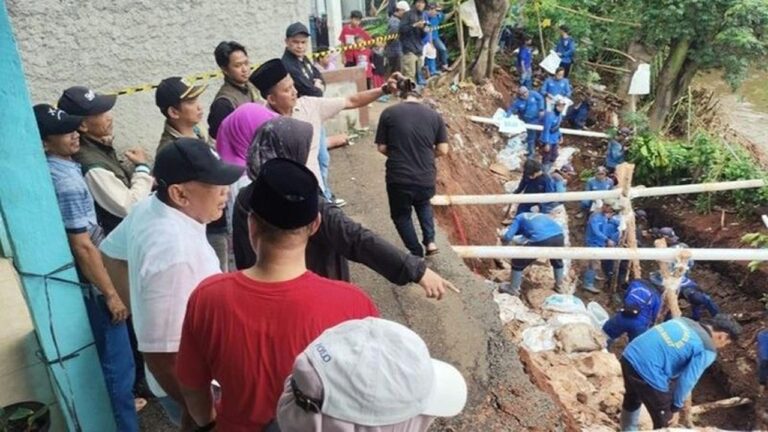 Erosi Kali Angke Picu Tanah Longsor di Depan Rumah Warga Kembangan Jakarta Barat Erosi Kali Angke Picu Tanah Longsor di Depan Rumah Warga Kembangan Jakarta Barat